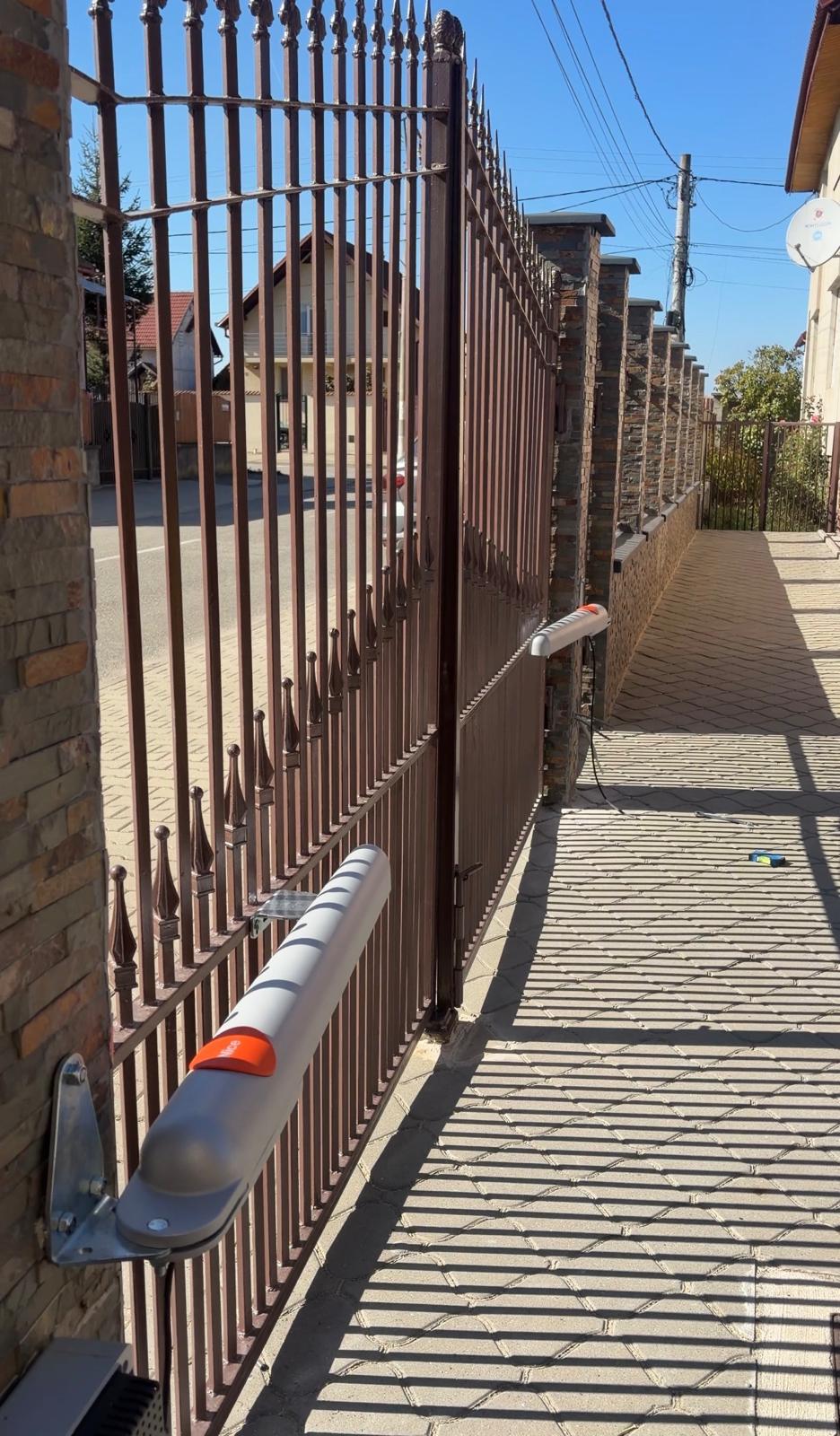 Automatizare poartă batantă cu brațe electrice instalată în Sibiu