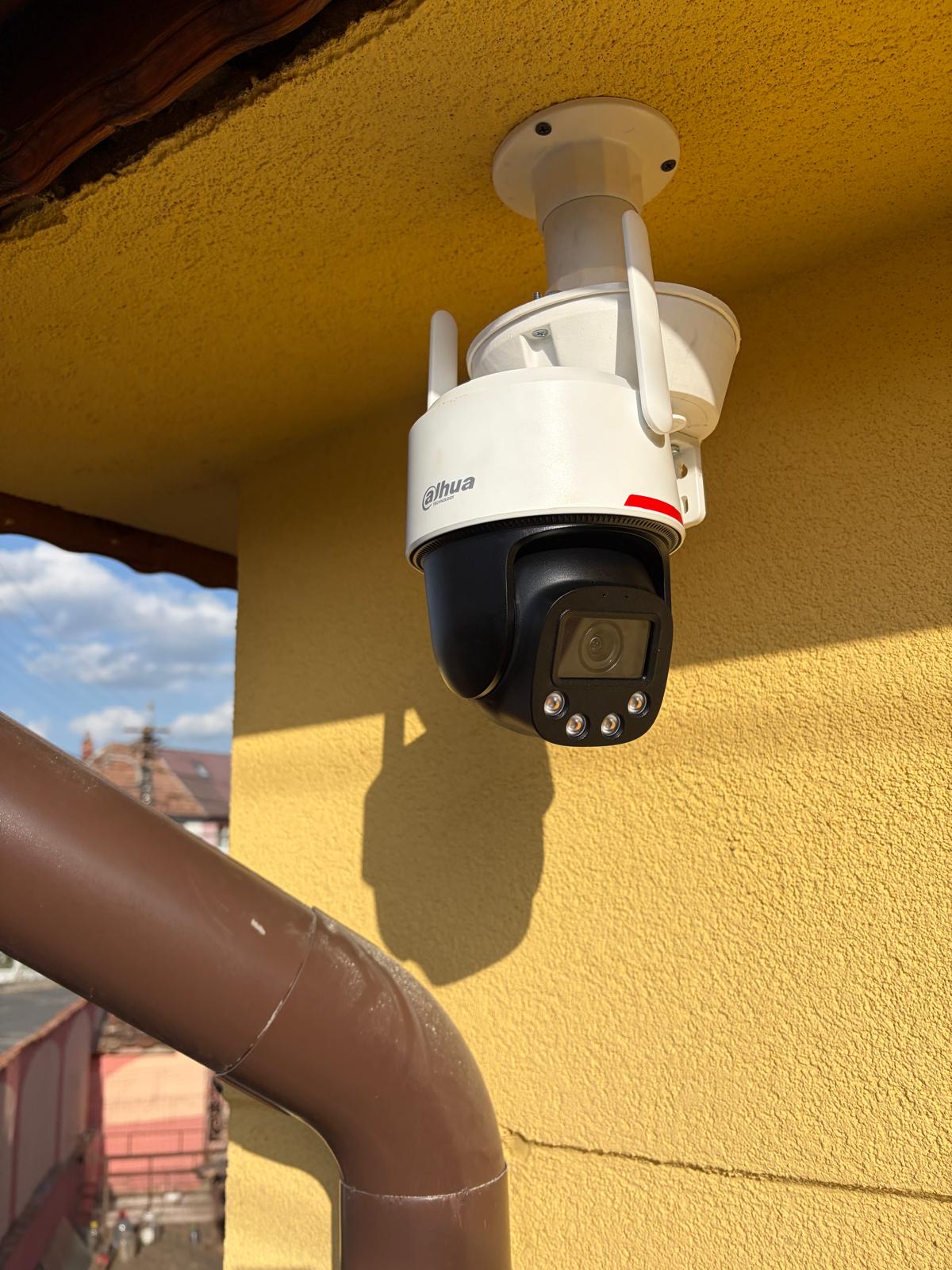 Cameră PTZ Dahua cu antene montată pe suport de tavan sub streașina casei în Sibiu