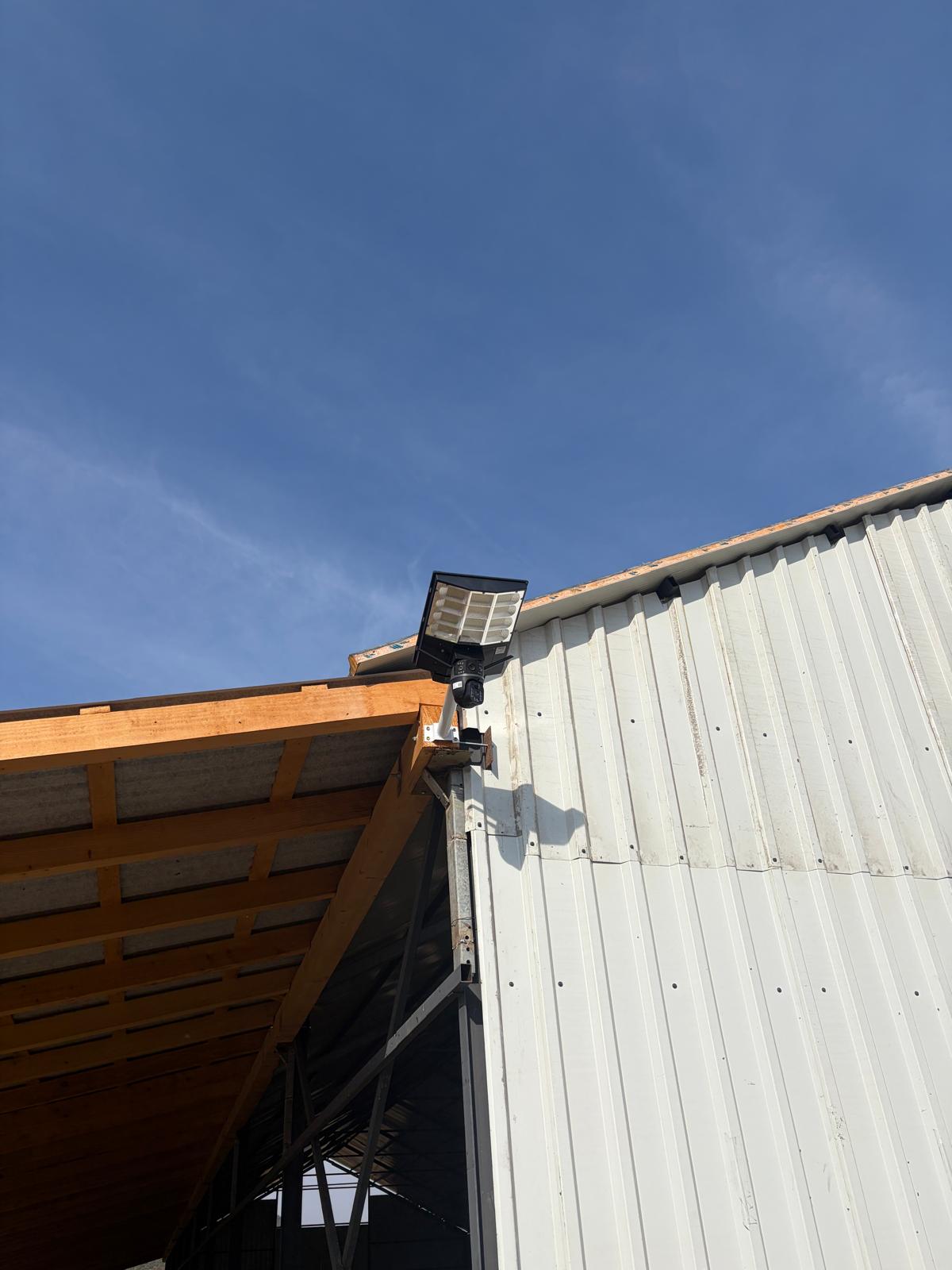 Proiector cu panou solar și cameră de supraveghere montat pe structura unui hambar în județul Sibiu