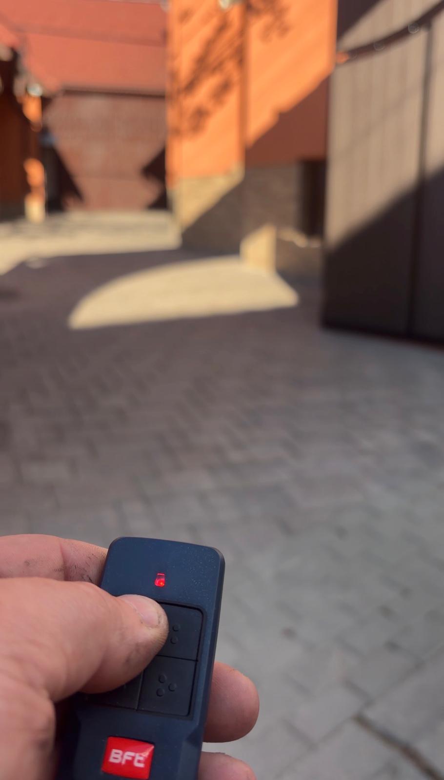 Telecomandă BFT pentru comanda porții automatizate în Sibiu
