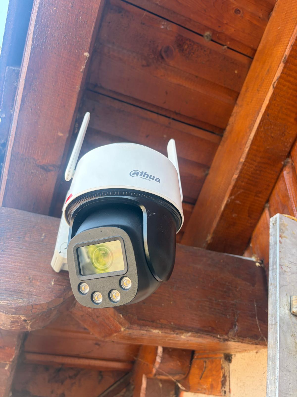Cameră de supraveghere CCTV PTZ Dahua instalată pe structură de lemn în Sibiu