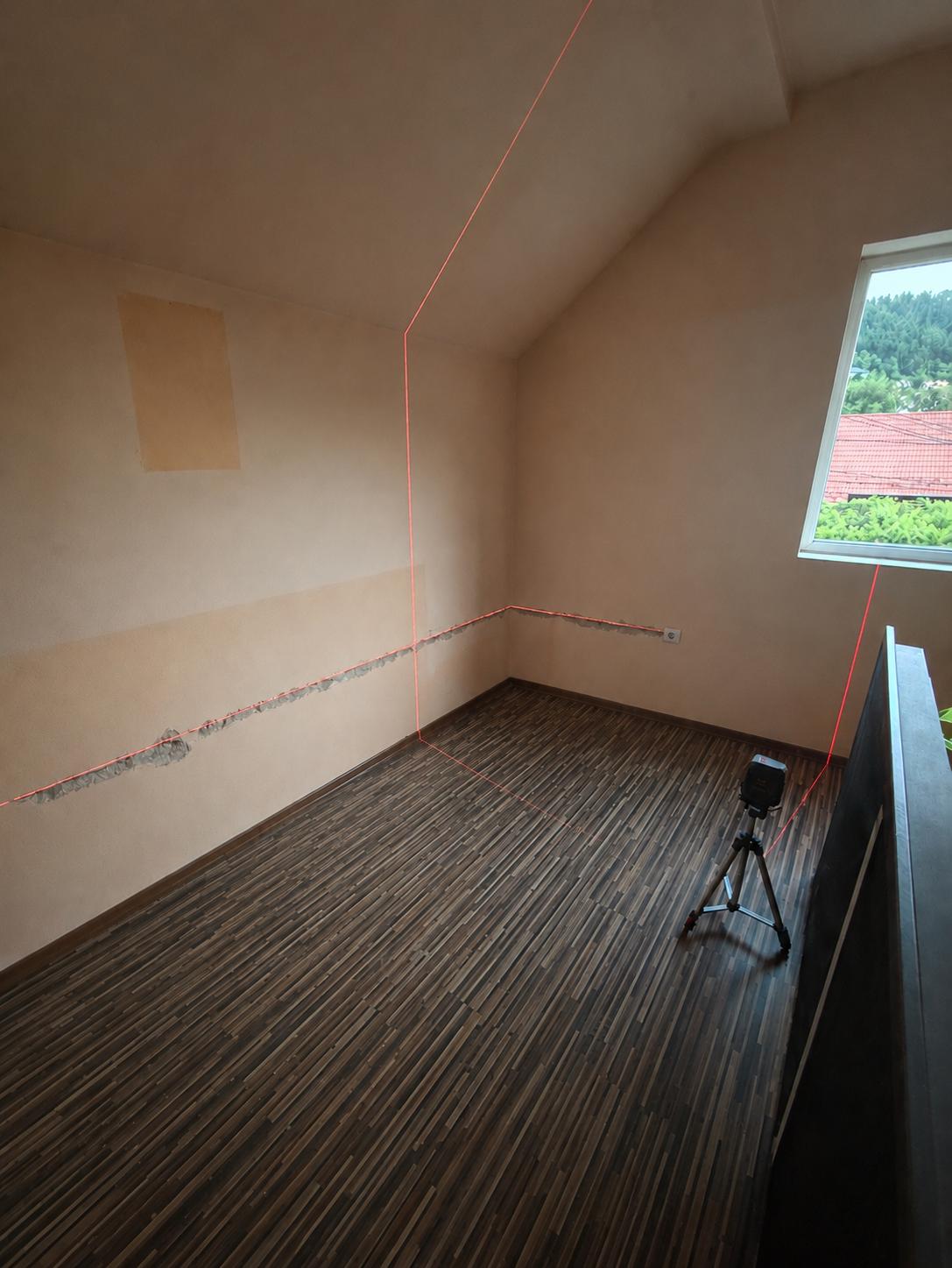 Traseu de cabluri marcat cu nivel laser pentru instalația de securitate din Sibiu