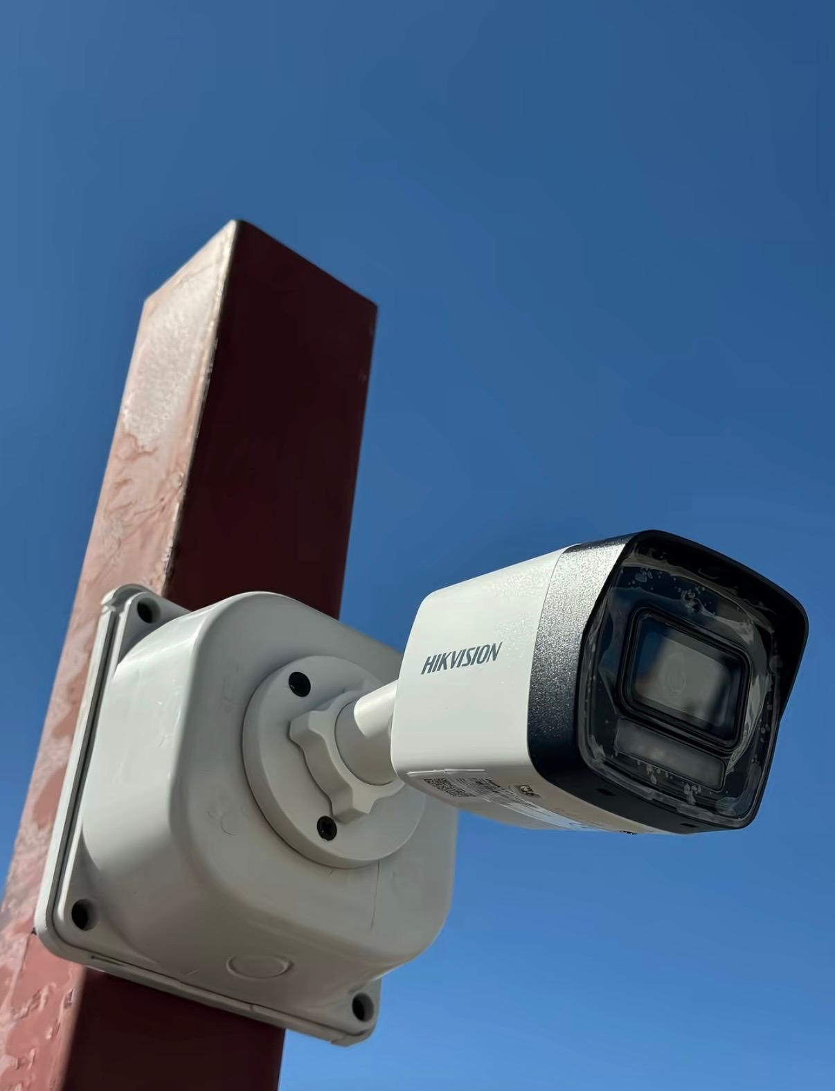 Cameră Hikvision montată pe un stâlp metalic pentru supravegherea curții în județul Sibiu
