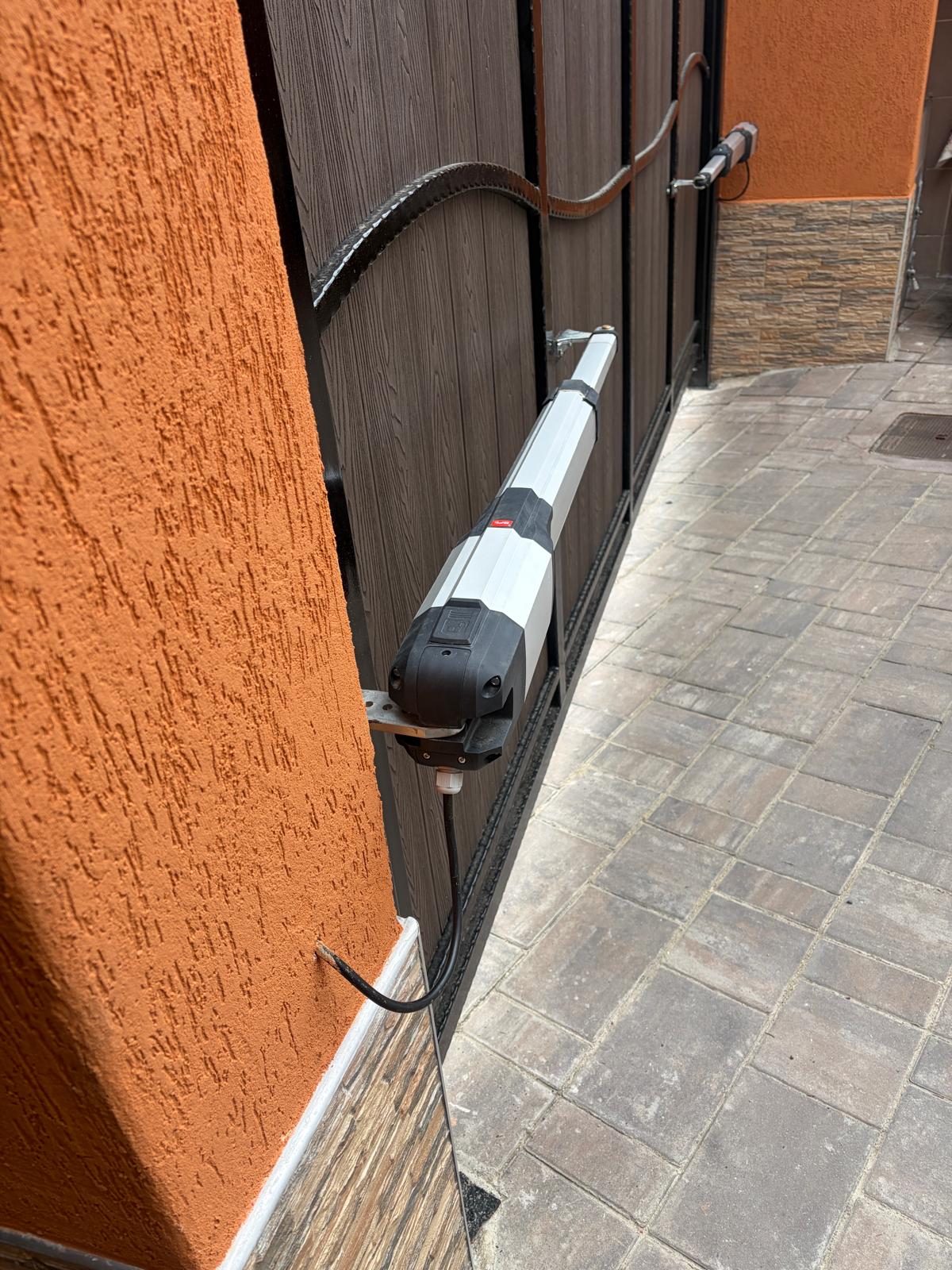 Actionator liniar BFT montat pe poartă batantă din lemn în Sibiu