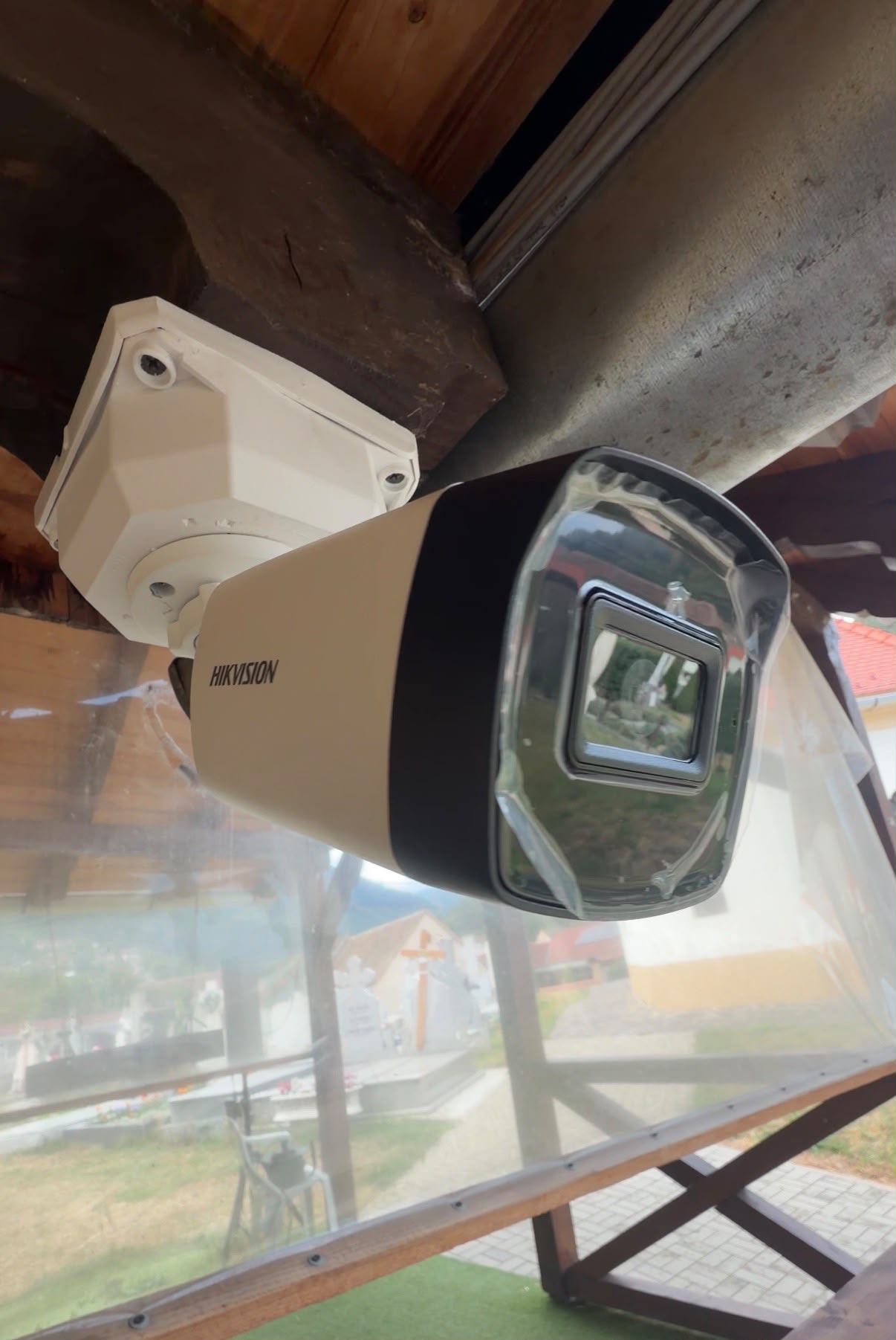 Cameră Hikvision montată pe grinda de lemn a unui foișor acoperit în Sibiu