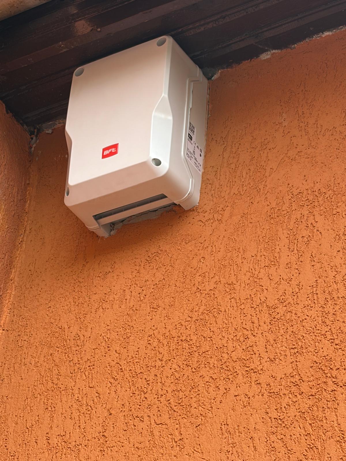 Centrala de comandă BFT pentru poarta automată montată pe perete în Sibiu