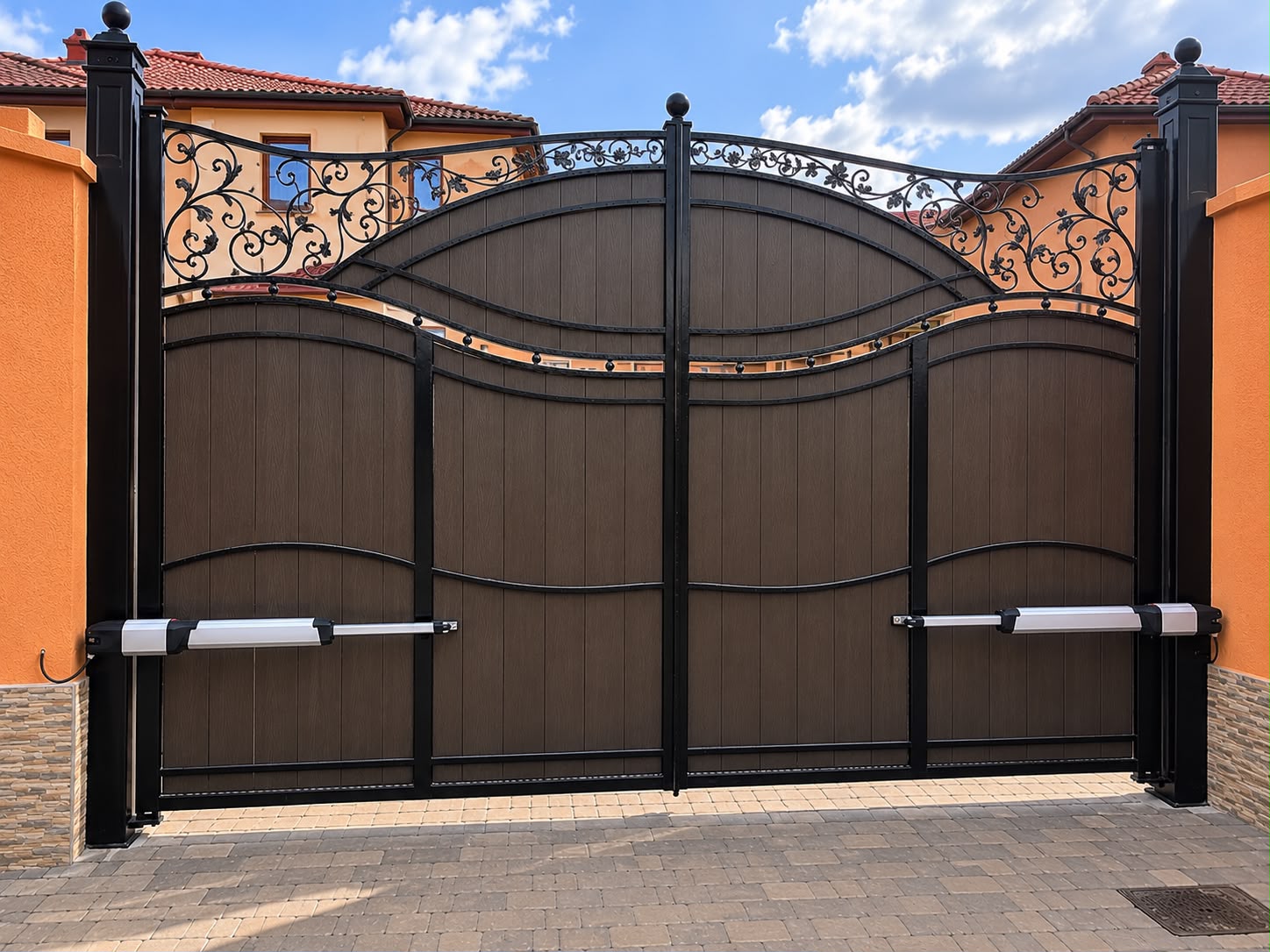 Acționatoare electrice pentru poartă batantă cu arc și fier forjat instalate în Sibiu